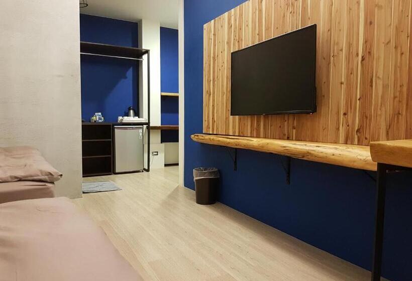 سوییت خانوادگی, Romeo B&b