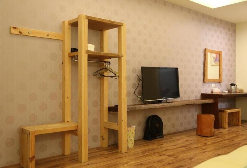 سوییت خانوادگی, Romeo B&b