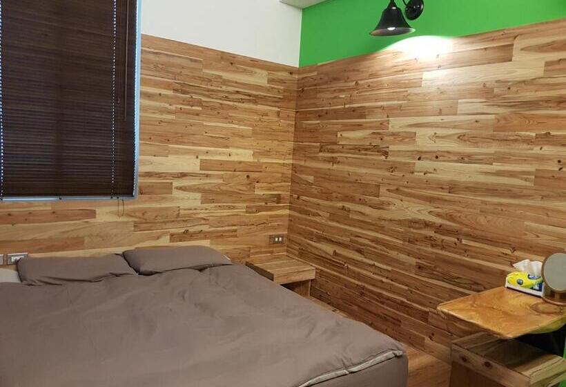 اتاق اکونومی, Romeo B&b