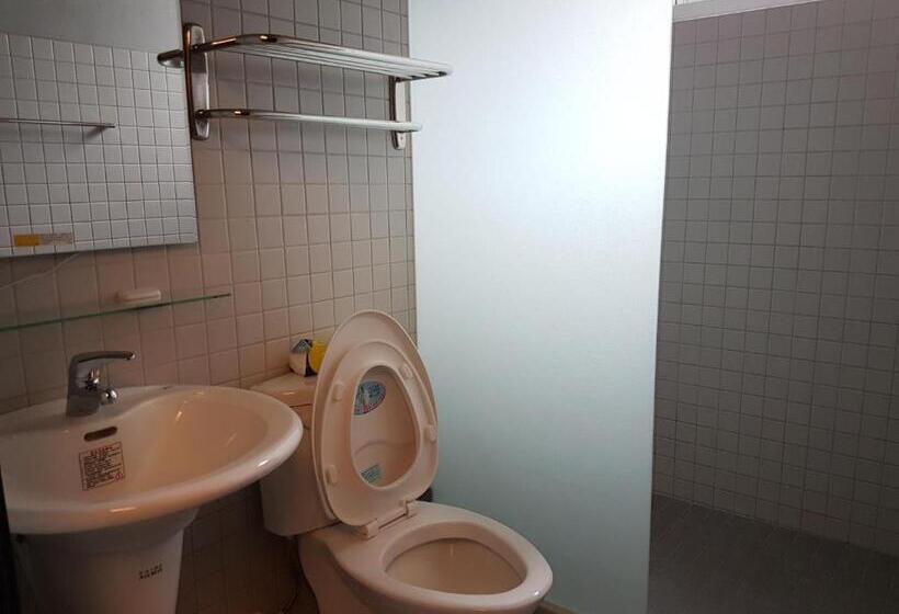 اتاق اکونومی, Romeo B&b