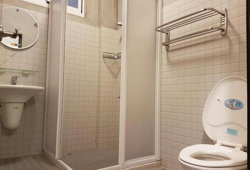 Economy Quadruple Room, Romeo B&b