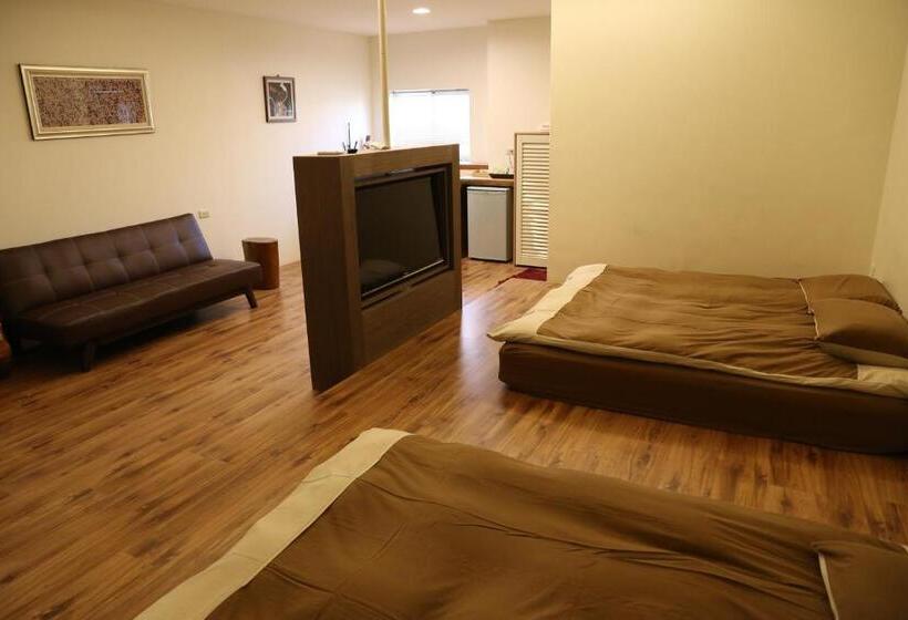 سوییت خانوادگی, Romeo B&b