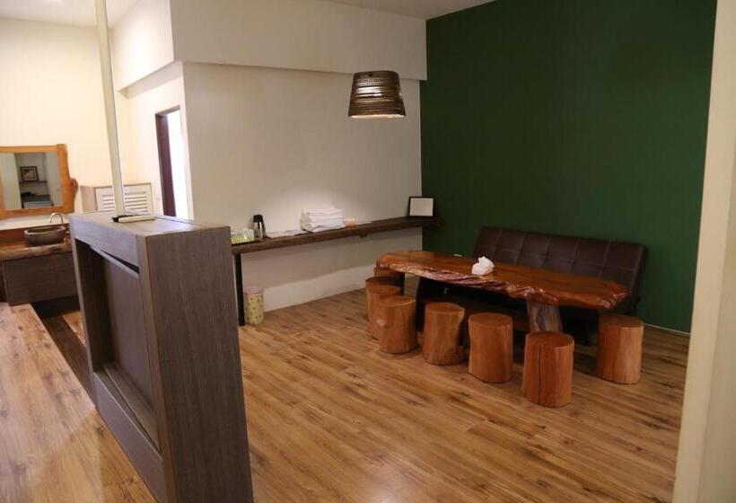 سوییت خانوادگی, Romeo B&b