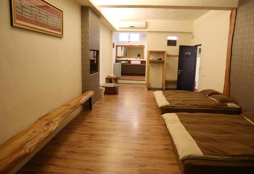 سوییت خانوادگی, Romeo B&b