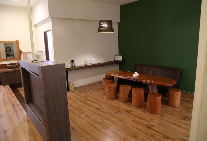 سوییت خانوادگی, Romeo B&b