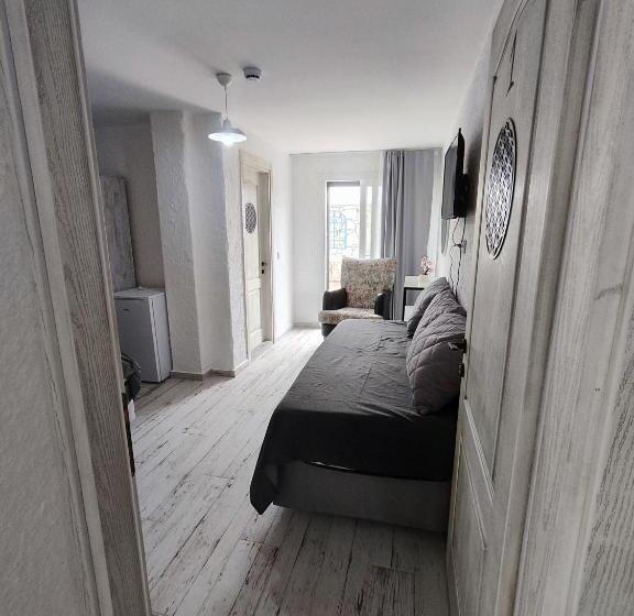 جناح جونيور, The Escape Hotel Alacati