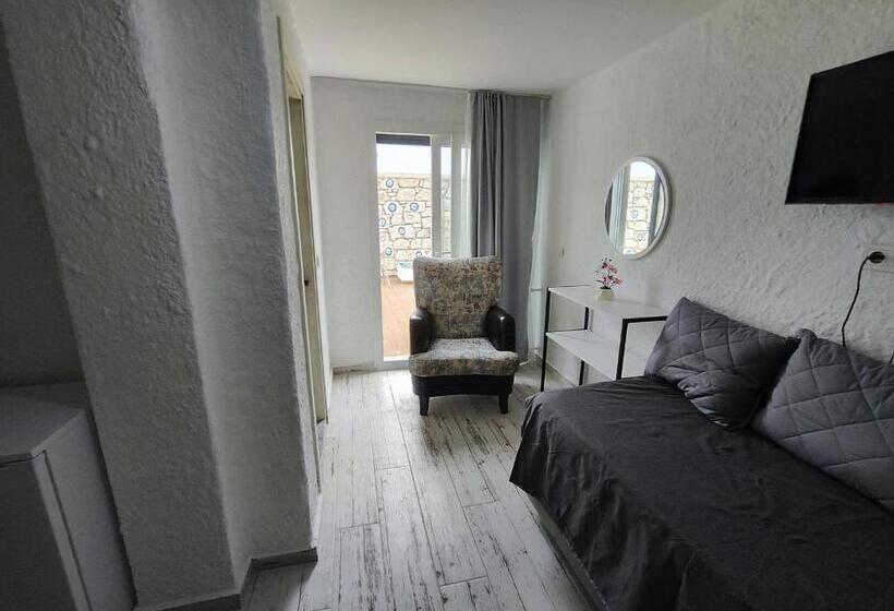 جناح جونيور, The Escape Hotel Alacati