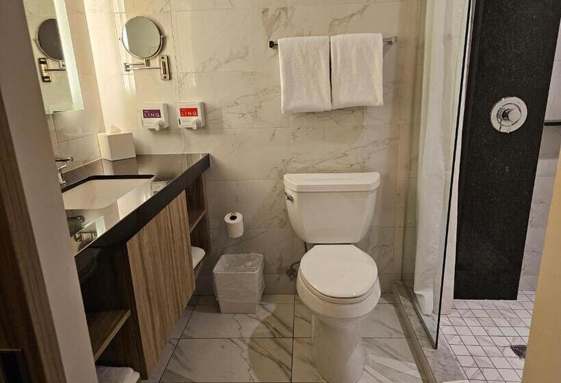 اتاق پریمیوم چهارنفره, Center Spot Unit Strip Las Vegas