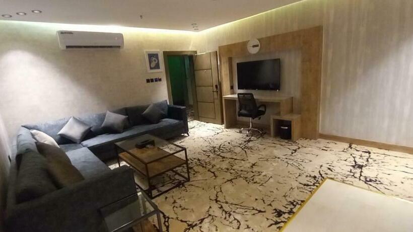 Junior Suite, حياة تاون 3