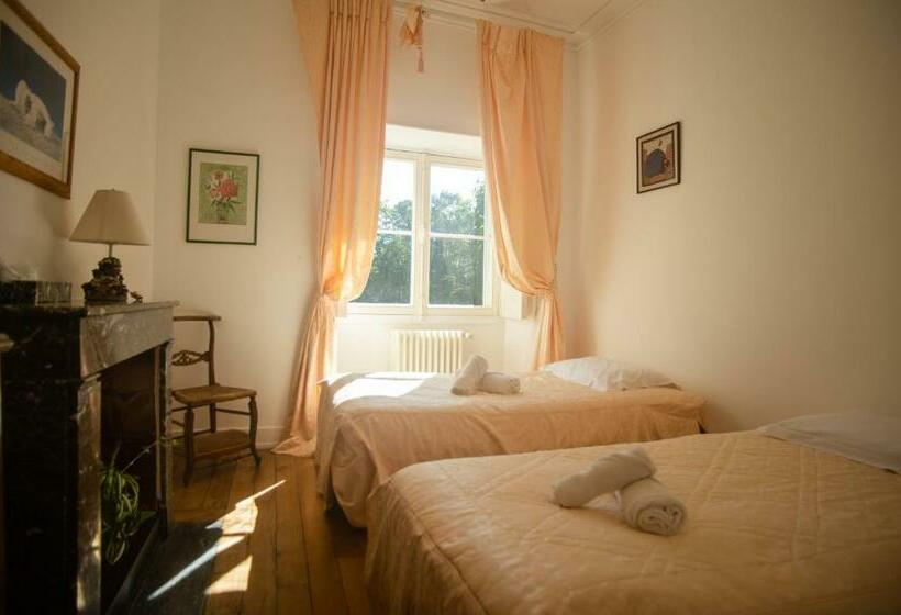 家庭房带园景, Chateau De Rhodes