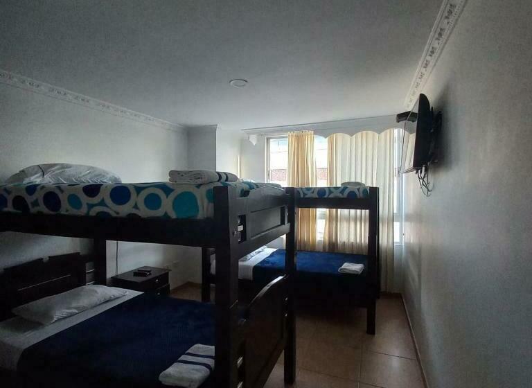 חדר קלאסי לארבעה, Plaza 6