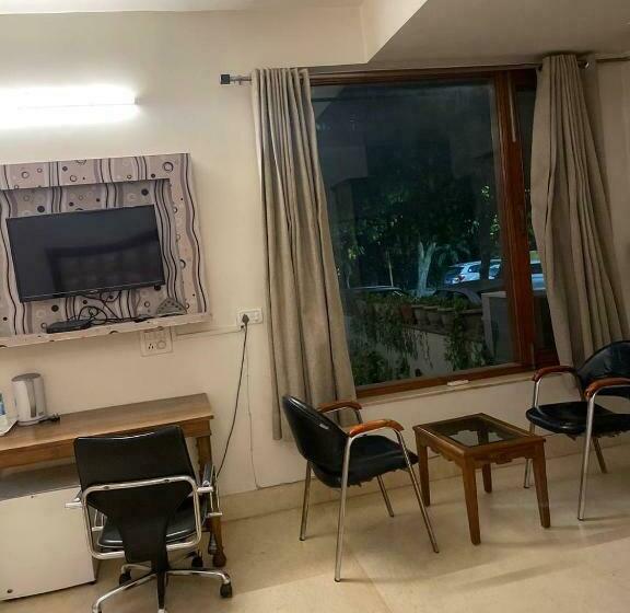 اتاق استاندارد با بالکن, Lutyens Villa Guest House Rooms