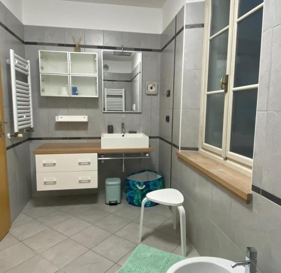 חדר משפחתי, Piano B