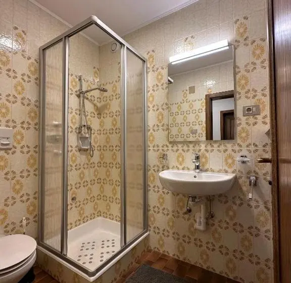 Standardi kolmen hengen huone ulkopuolinen kylpyhuone, B&b & Apartments Gasser
