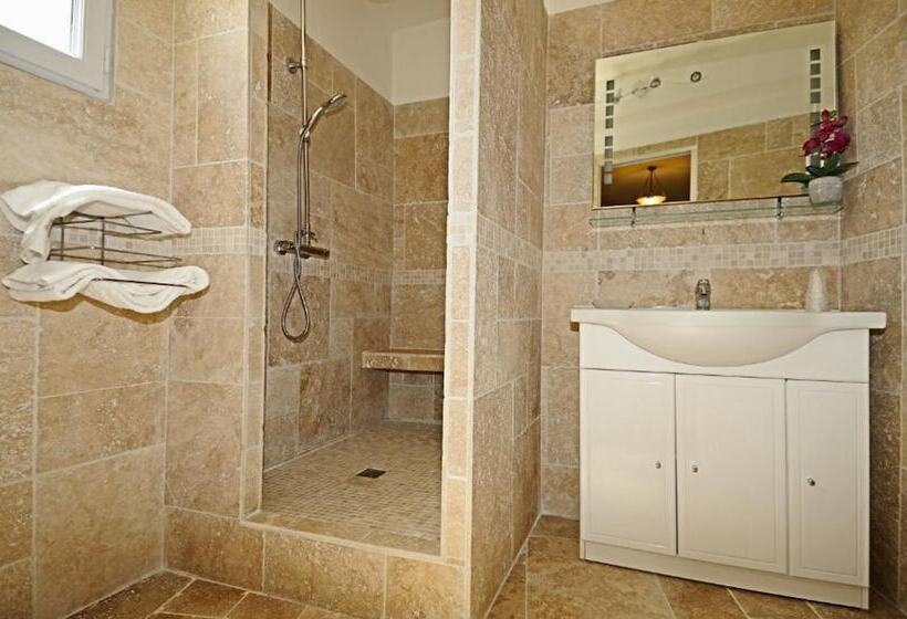 패밀리 룸, Des Roches