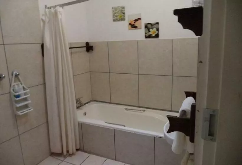 اتاق استاندارد, Heatherdale Guesthouse & Shuttle Services