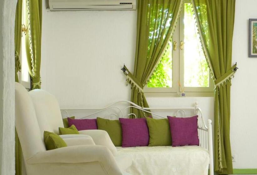 غرفة ديلوكس ثلاثية, Ayşece Boutique