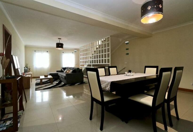 غرفة قياسية, West Spring House