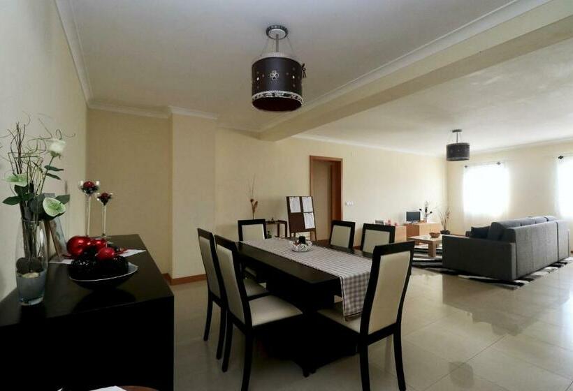 غرفة قياسية, West Spring House