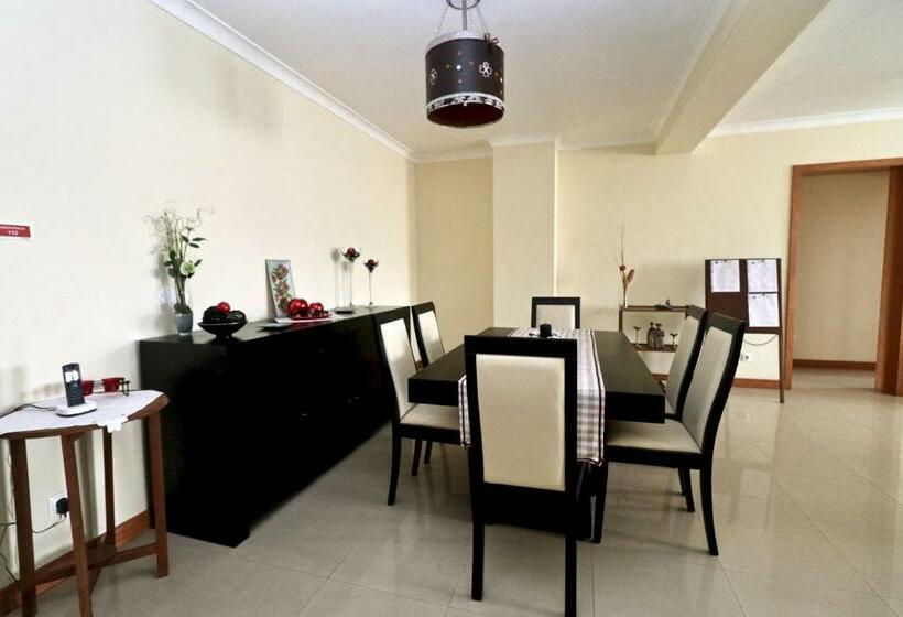 غرفة قياسية, West Spring House