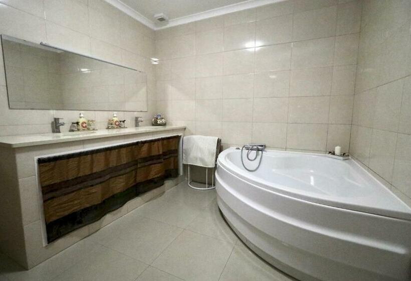 غرفة قياسية, West Spring House