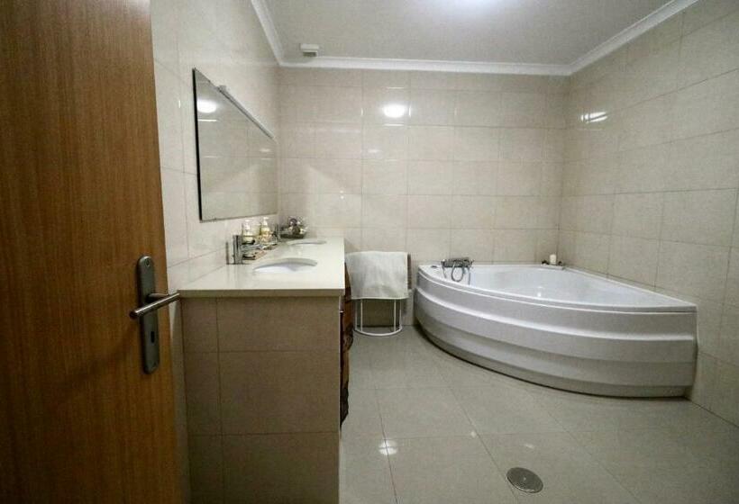 غرفة قياسية, West Spring House