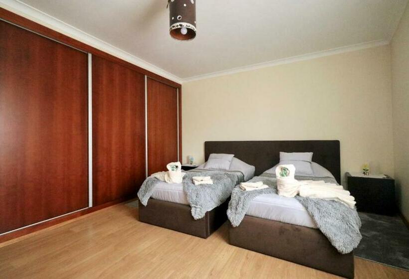 غرفة قياسية, West Spring House