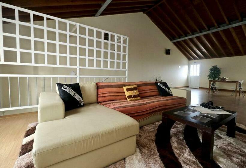 جناح, West Spring House