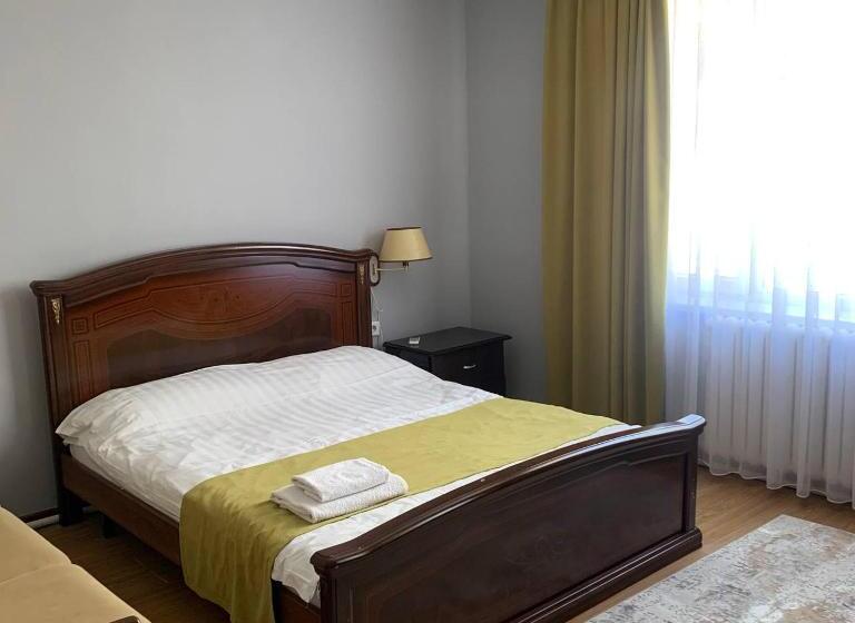 اتاق استاندارد, All Seasons