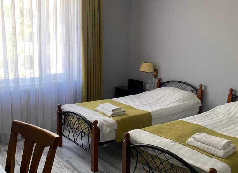 اتاق اکونومی, All Seasons