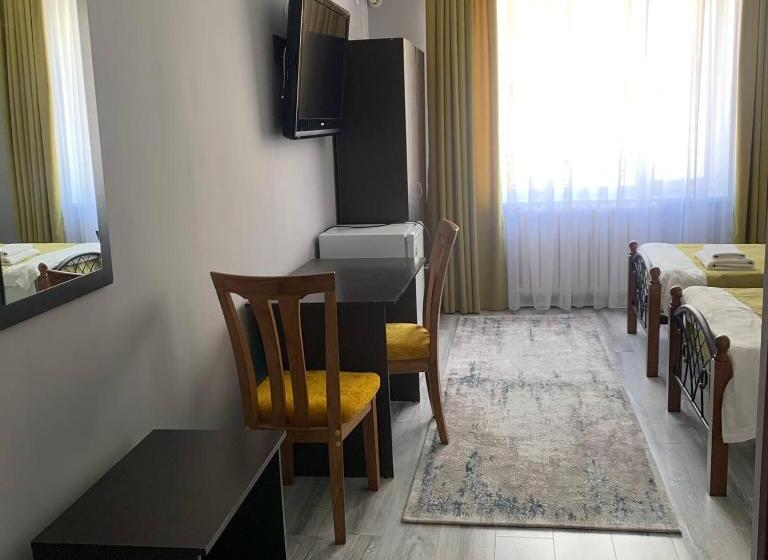 اتاق اکونومی, All Seasons