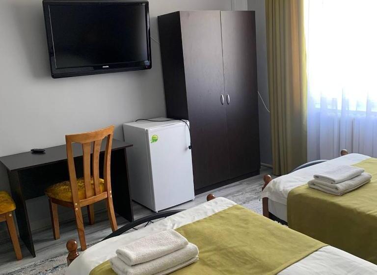 اتاق اکونومی, All Seasons