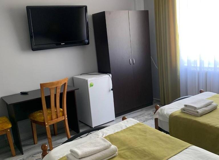 اتاق اکونومی, All Seasons