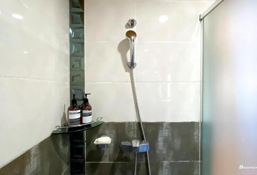 ルームシェアのワンベッド, Backpacker's Home