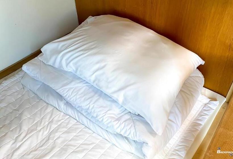 ルームシェアのワンベッド, Backpacker's Home