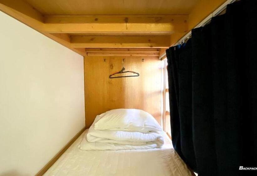 ルームシェアのワンベッド, Backpacker's Home