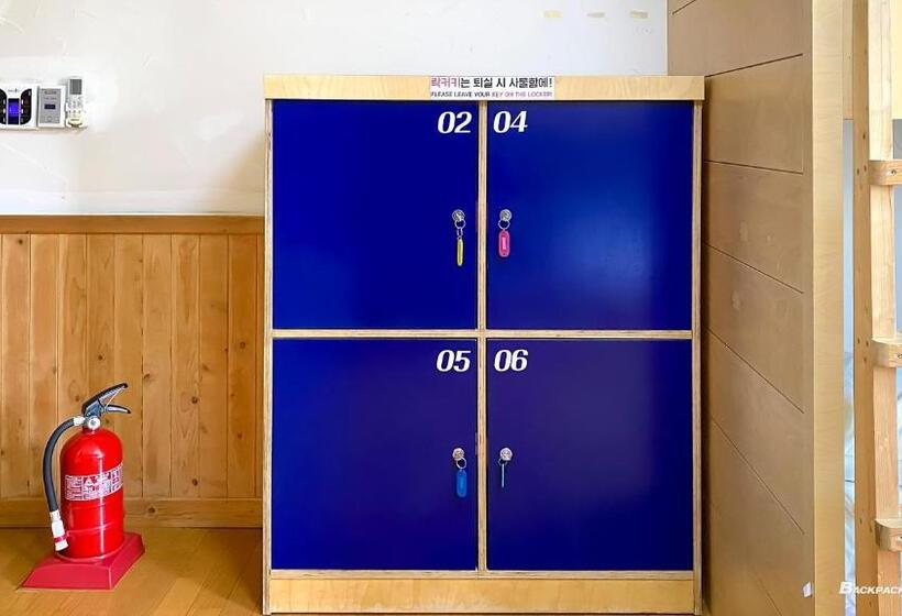 ルームシェアのワンベッド, Backpacker's Home