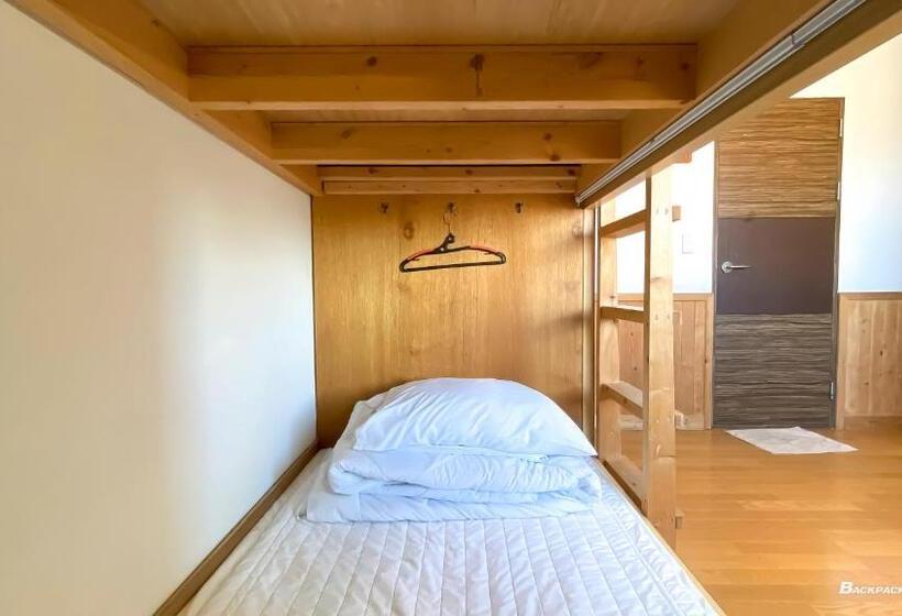 ルームシェアのワンベッド, Backpacker's Home