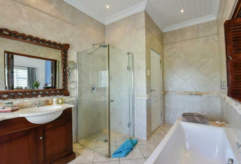 Номер Стандарт Вид на Бассейн, African Tulip Guesthouse