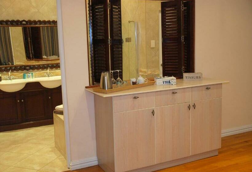 غرفة قياسية مطلّة علي حمام السباحة, African Tulip Guesthouse