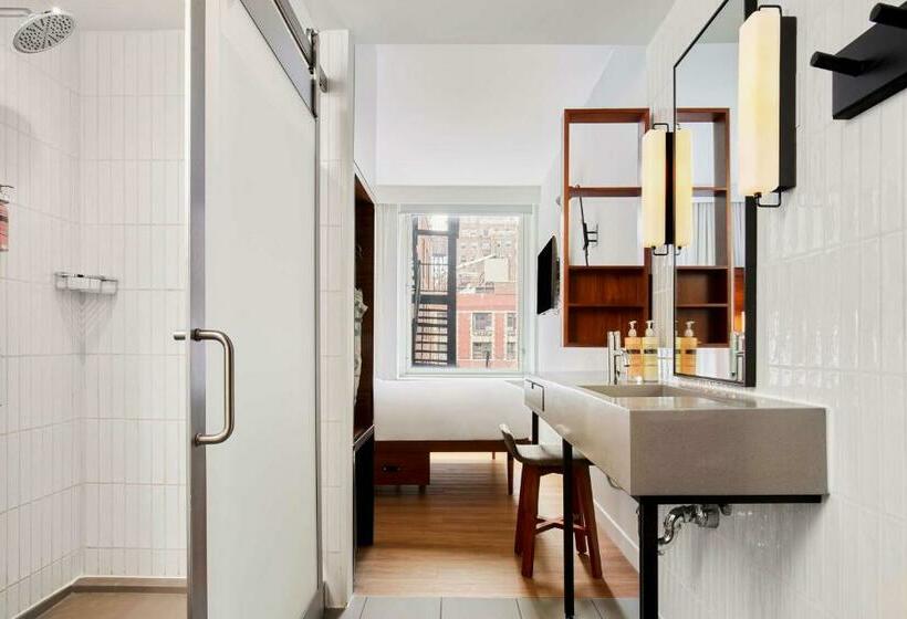 标准间, Arlo Nomad