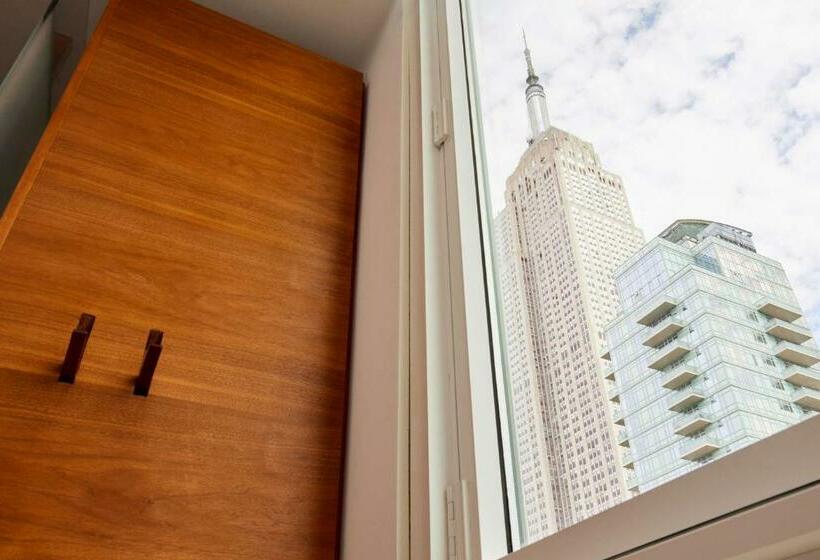 标准间, Arlo Nomad