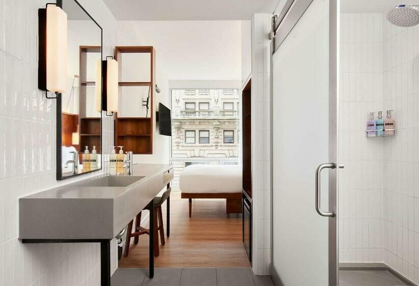 标准间, Arlo Nomad