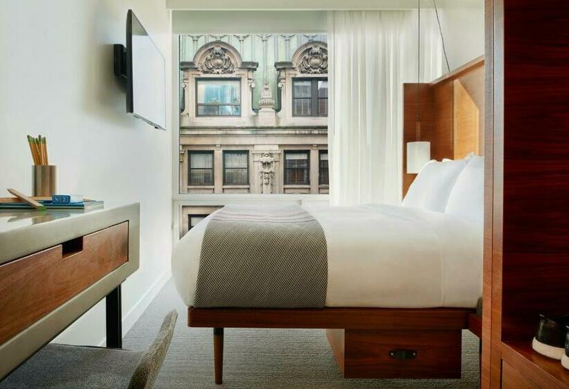 标准间, Arlo Nomad