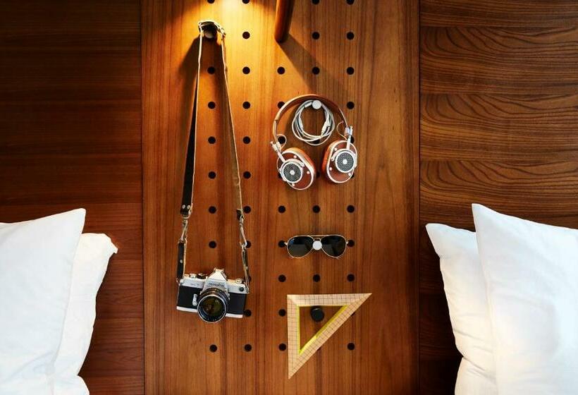 适合残疾人使用的标准间, Arlo Nomad