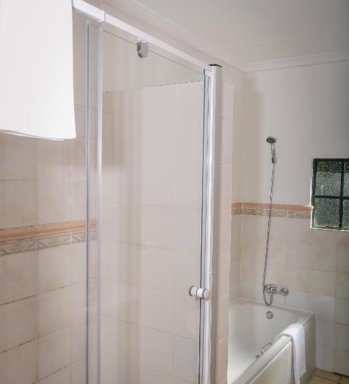 חדר משפחתי, Avoca Vale Country