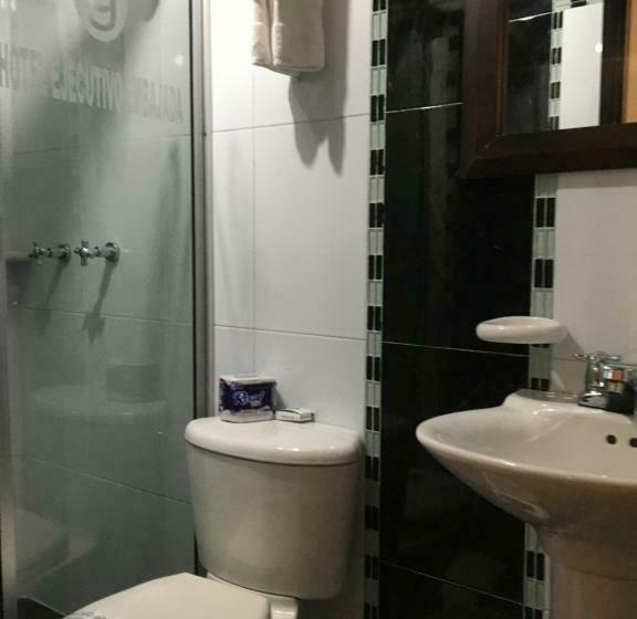 标准三人间, Ejecutivo Embajada