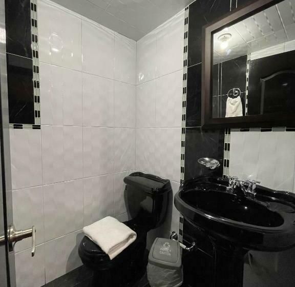 标准三人间, Ejecutivo Embajada