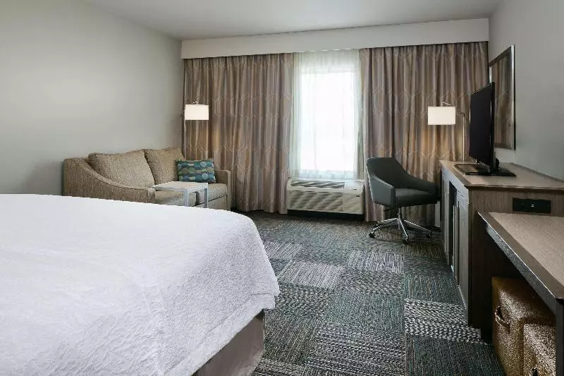 キングサイズベッドのスタンダードルーム, Hampton Inn & Suites Mason City