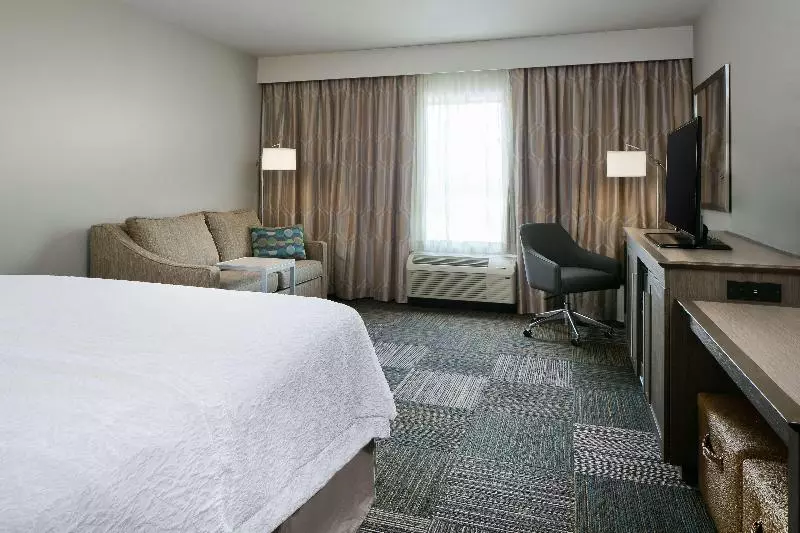 キングサイズベッドのスタンダードルーム, Hampton Inn & Suites Mason City